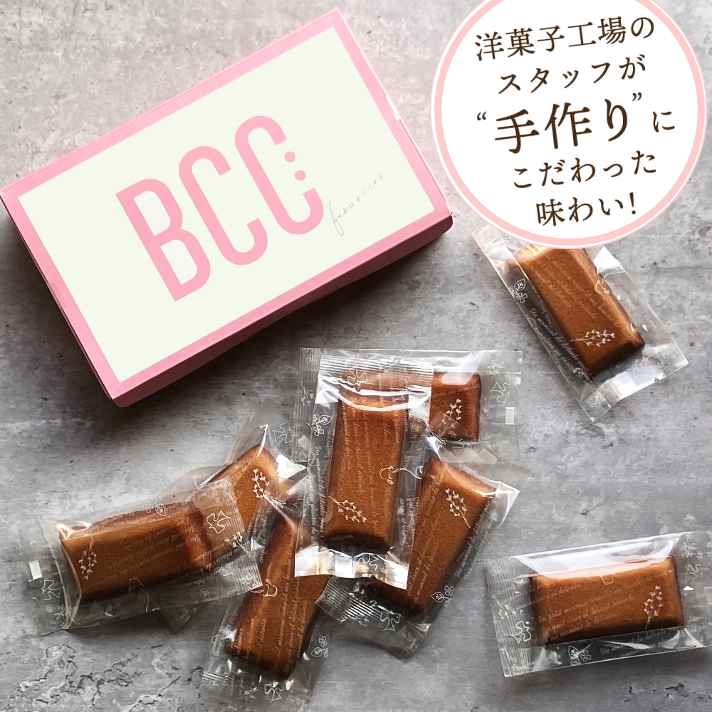 はちみつを加える事により自然な甘味、奥深い味わい、しっとりとした食感に仕上げました。味わい深いバターを焦がして生地に加えています。